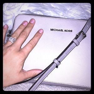 FLASH SALE✨🍾 MK Crossbody bag